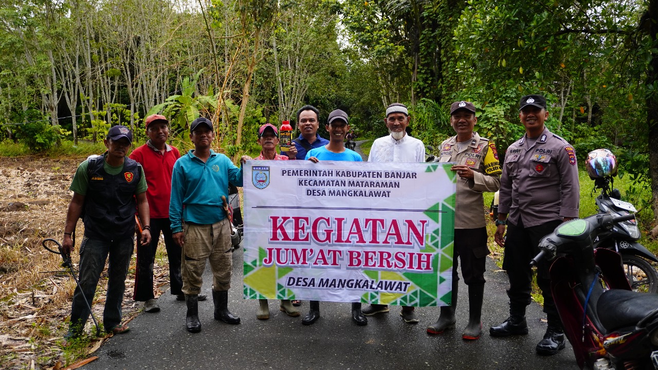 Kegiatan Jumat Bersih di Desa Mangkalawat Bersama Polsek Mataraman